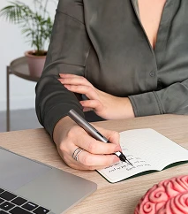 Documento de avaliação e laudo neuropsicológico sobre a mesa. Representação de processo criterioso realizado pela Dra. Sara Alves em Brasília.