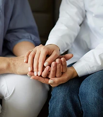 Ambiente de consultório acolhedor com duas poltronas. Representação do atendimento e psicoterapia individualizada com a psicóloga Sara Alves em Brasília.