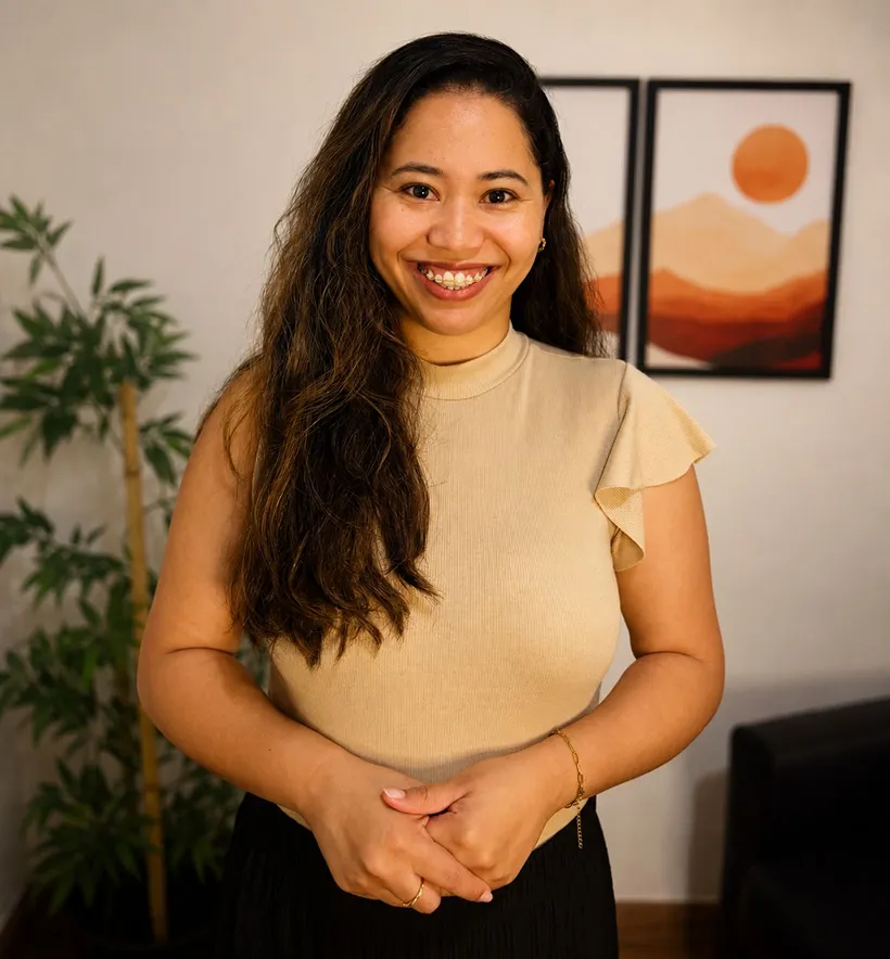Dra. Sara, neuropsicóloga clínica com atendimento em Brasília, sorrindo no consultório.